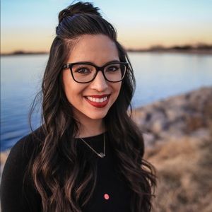 Meet your Posher, Larissa